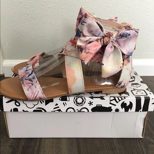 Sandals with Bow